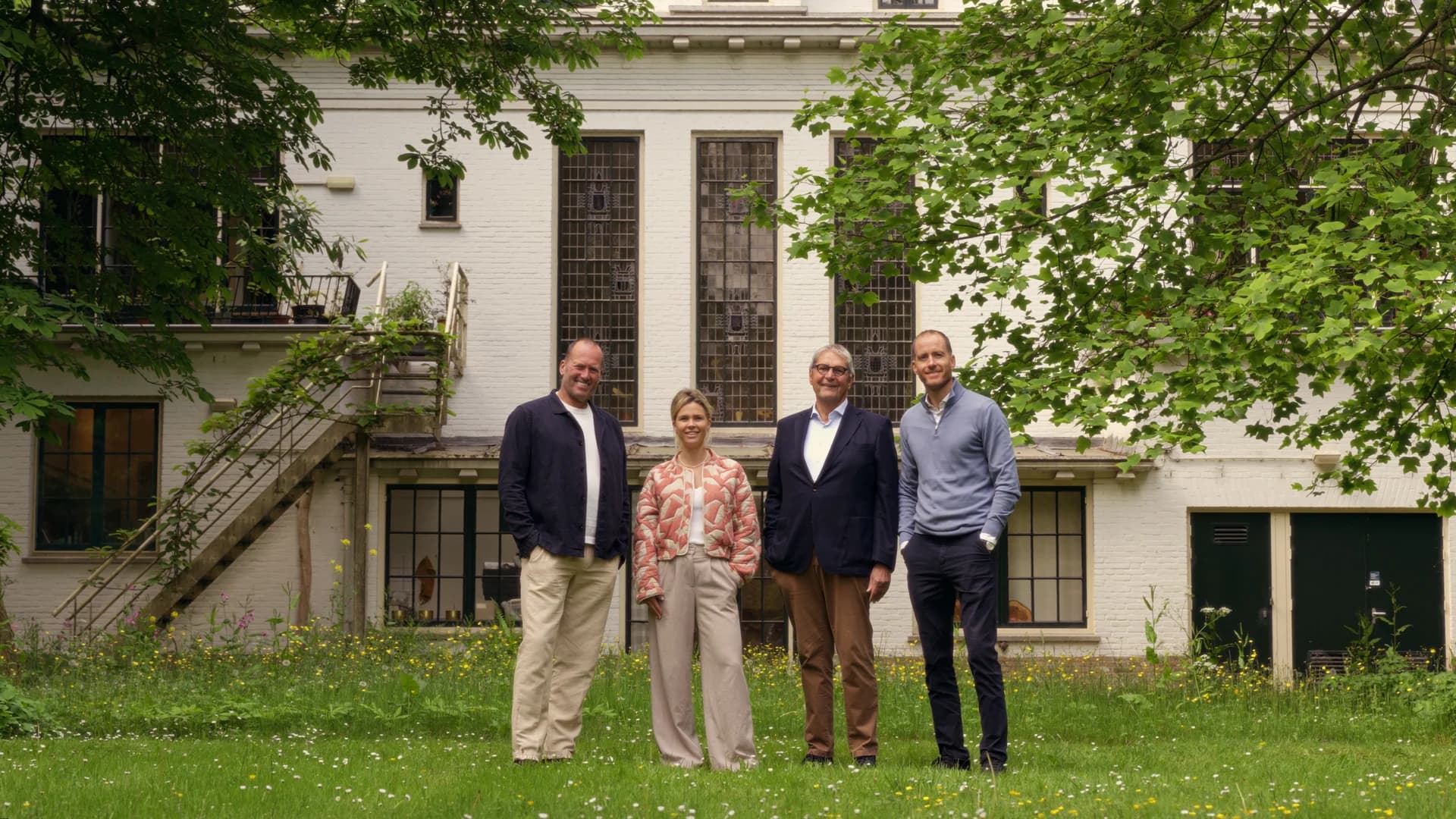Bestuur van Stichting De Nieuwe Eik voor het landhuis