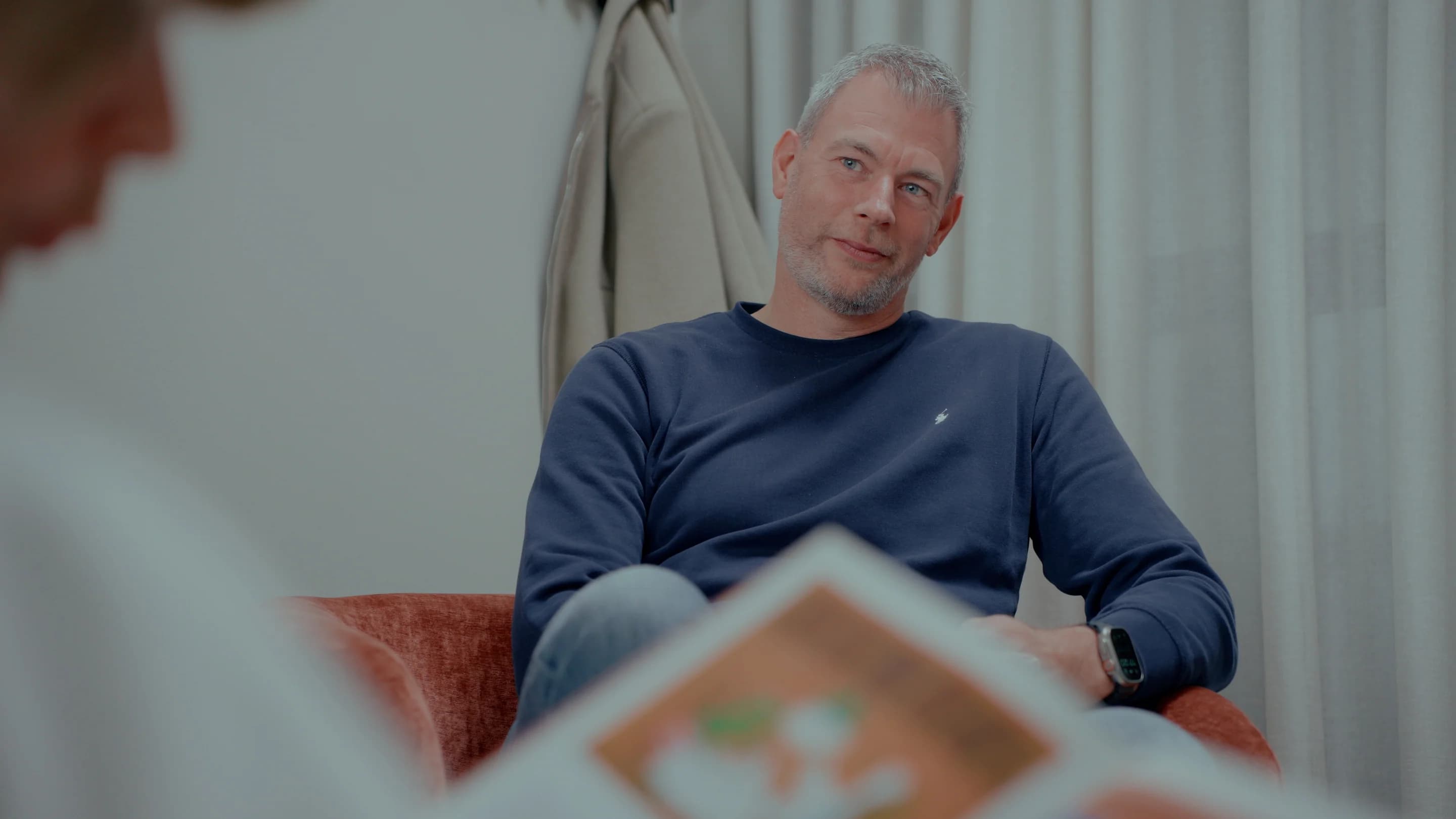 Man in gesprek tijdens een consult